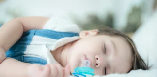 can baby sleep with pacifier