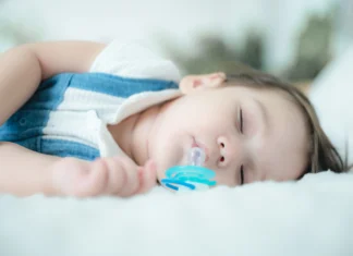 can baby sleep with pacifier